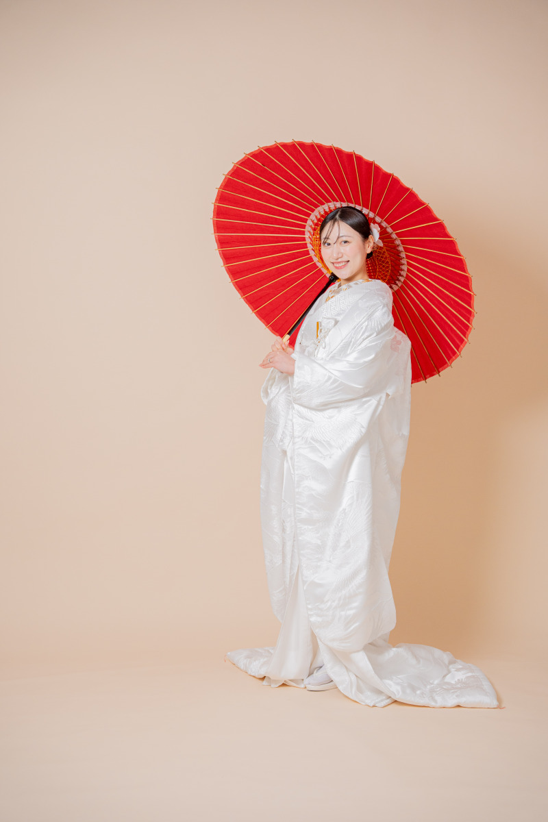 赤い番傘に包まれる花嫁姿