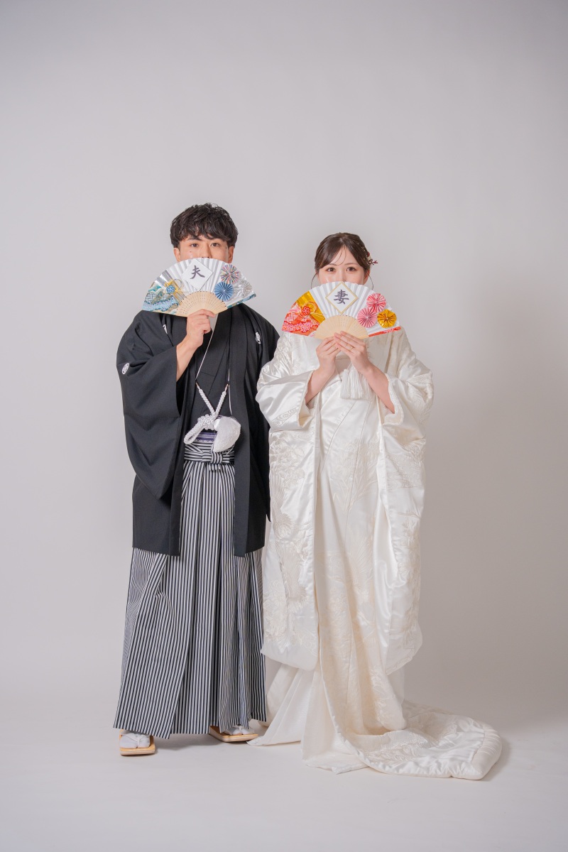 扇子で口元を隠してお茶目に