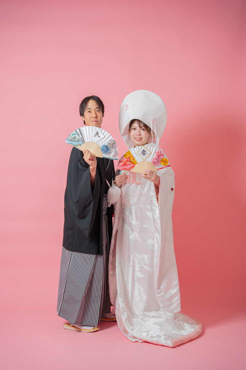 「夫」「妻」扇子で晴れやかに