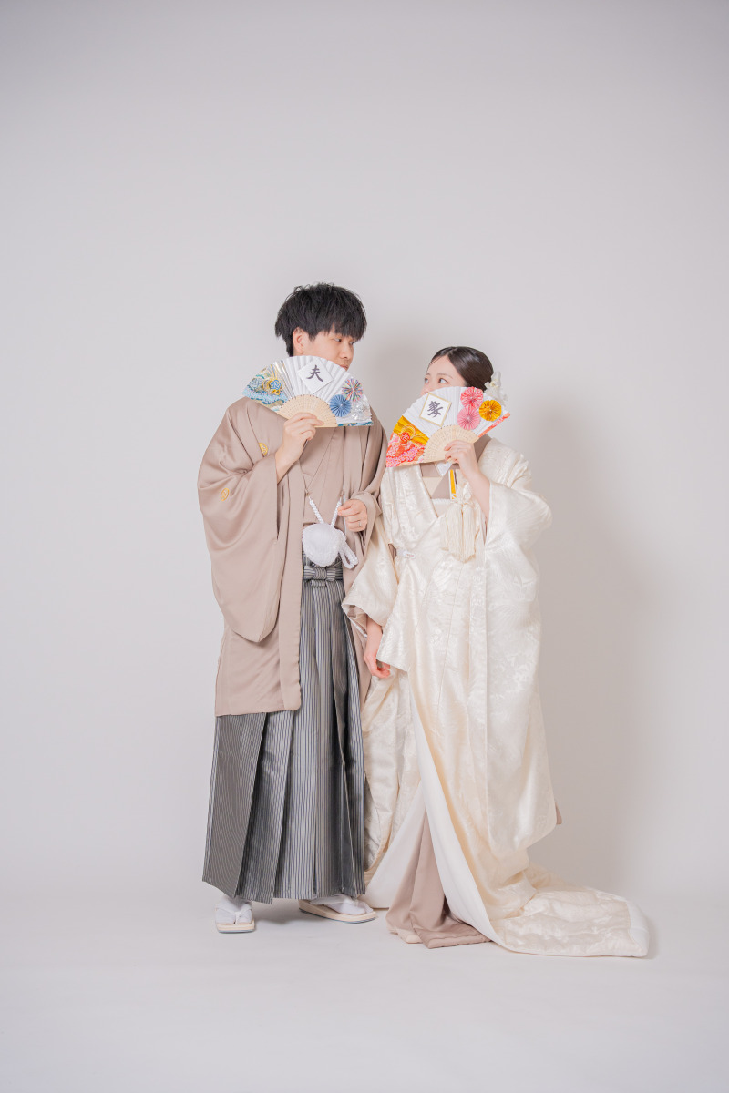夫婦扇子で遊び心をプラスした目配せカット