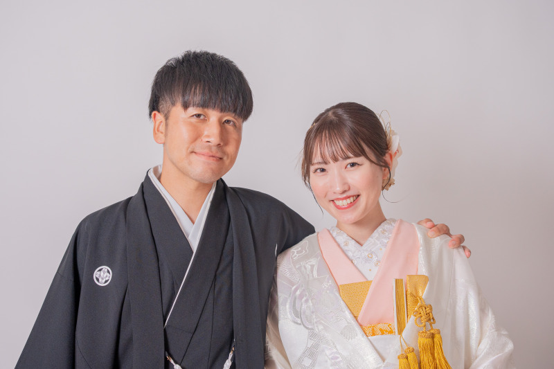 肩を寄せ合う晴れやかな笑顔