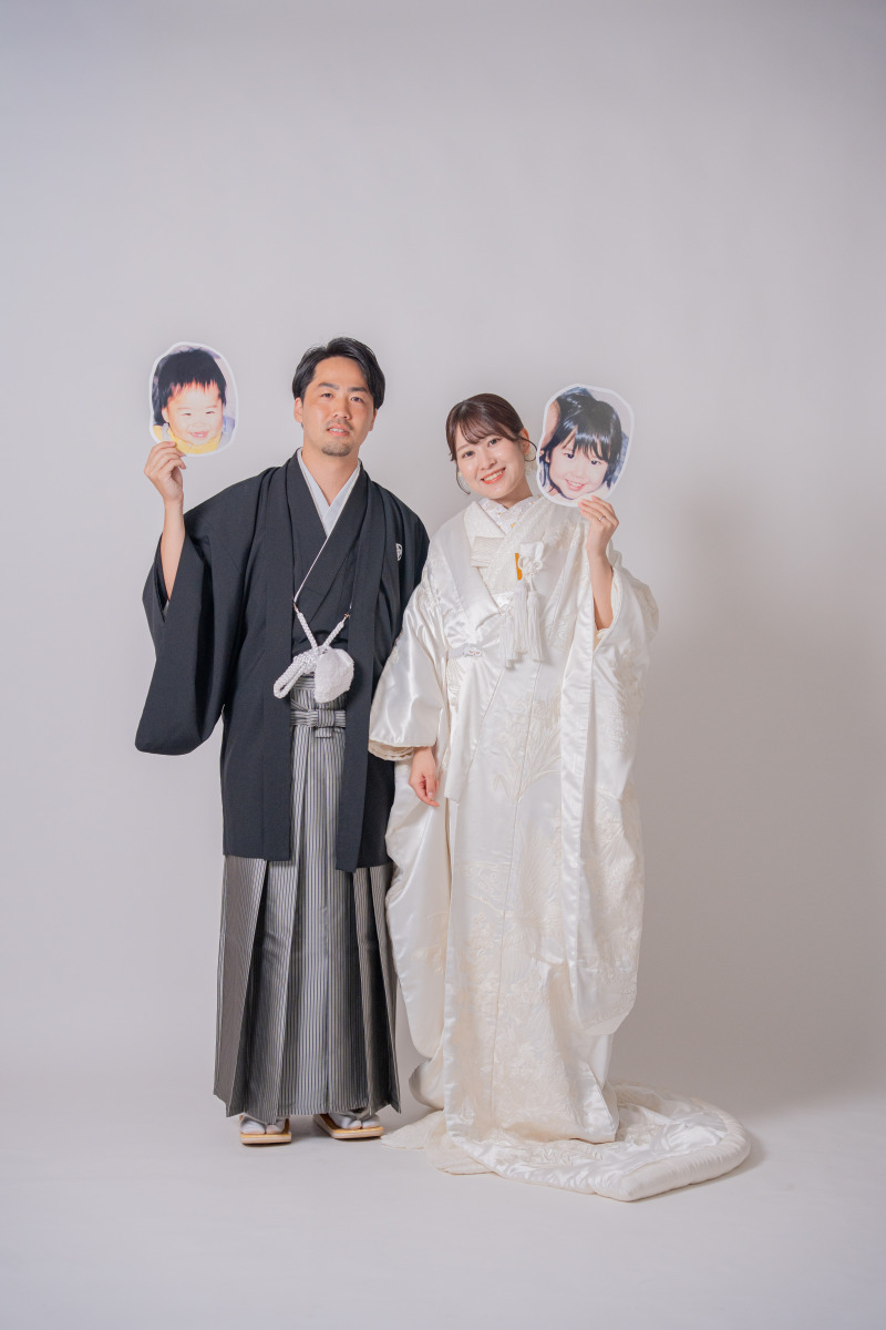 幼少期のお写真を持ってほっこりスマイル