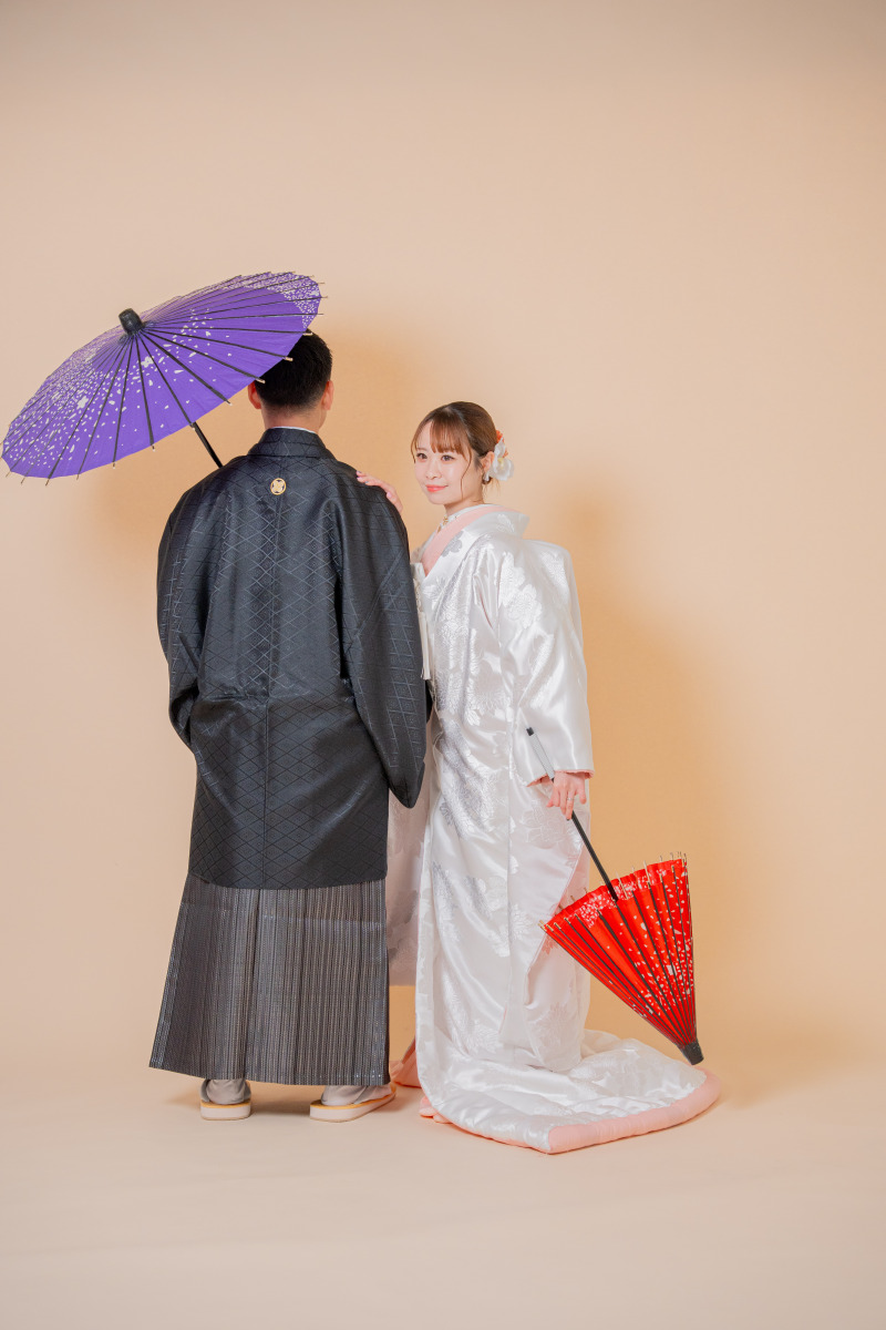 番傘越しに見つめ合う