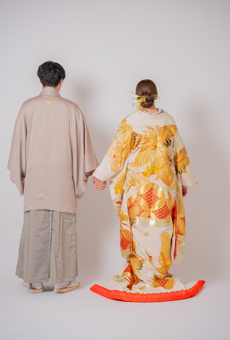 手を繋いだ後ろ姿