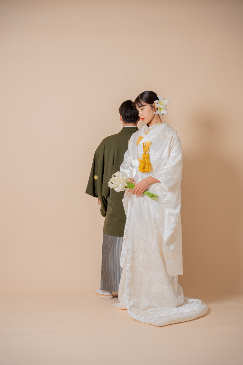 背中合わせでクールに決めて