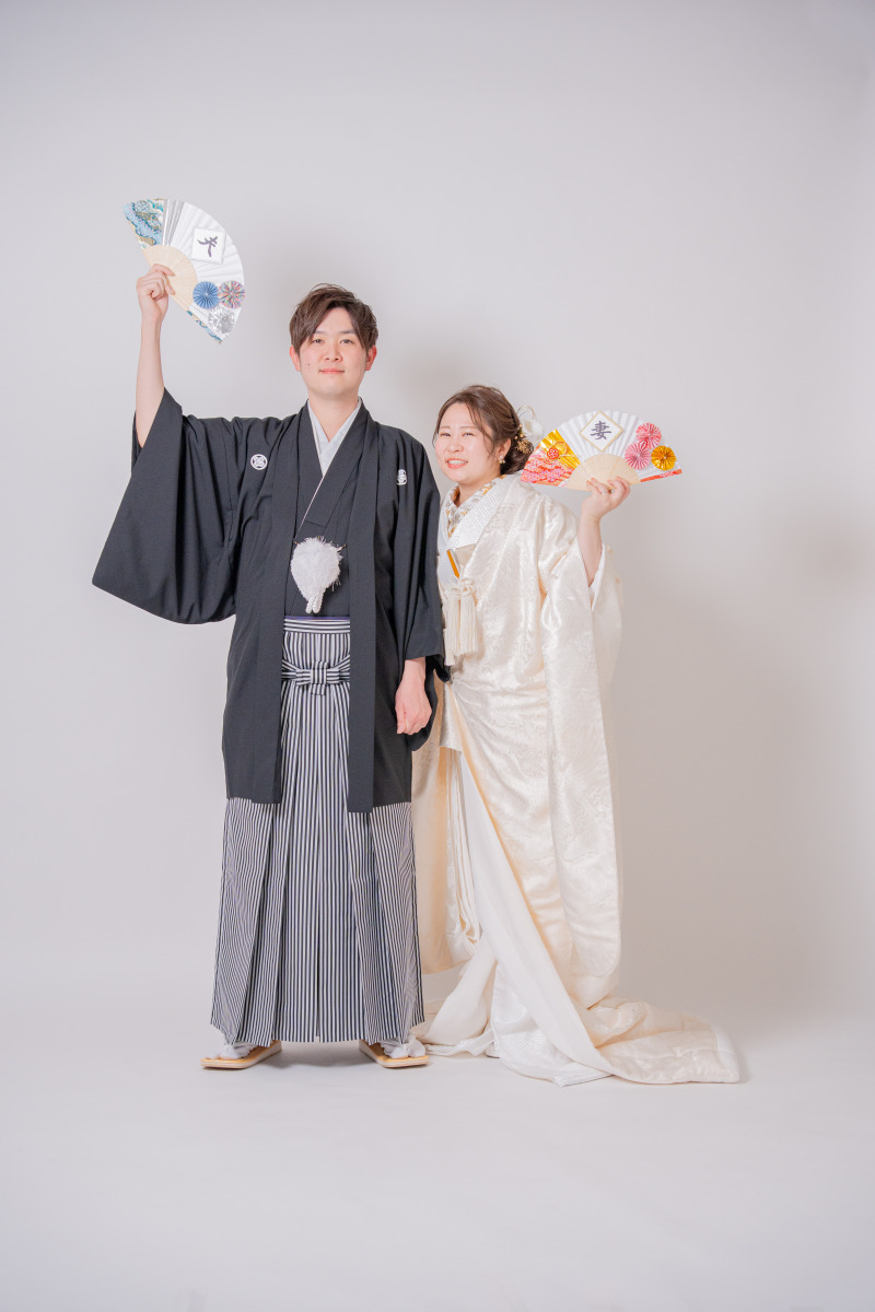 オリジナル扇子を掲げて
