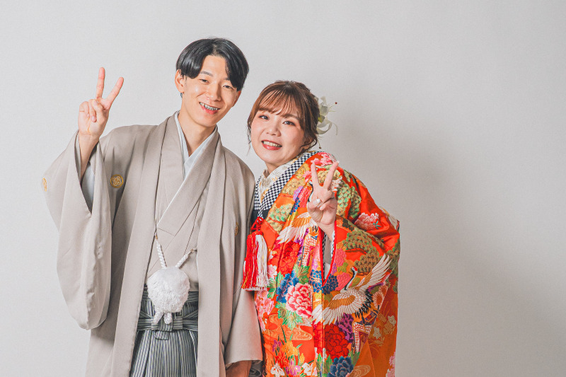 白背景で魅せるピースサイン