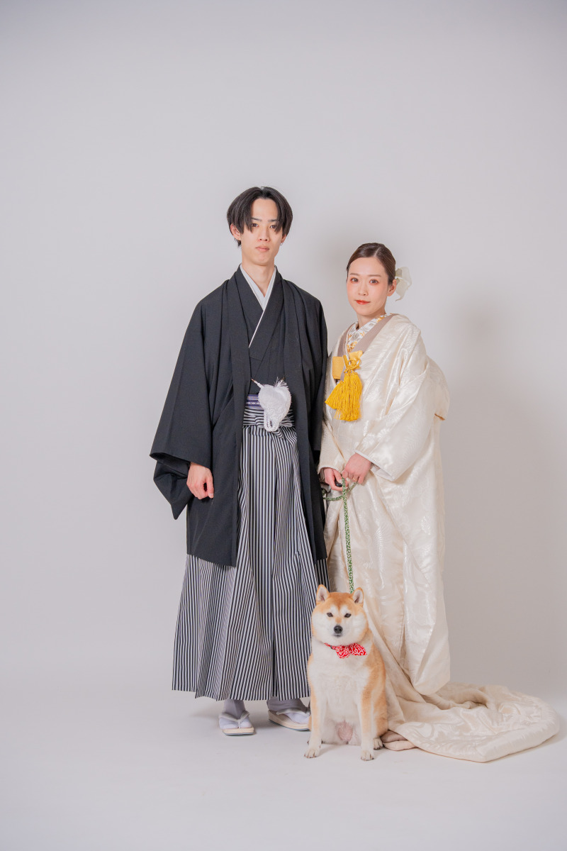 正装して愛犬と並ぶ、記念の一枚