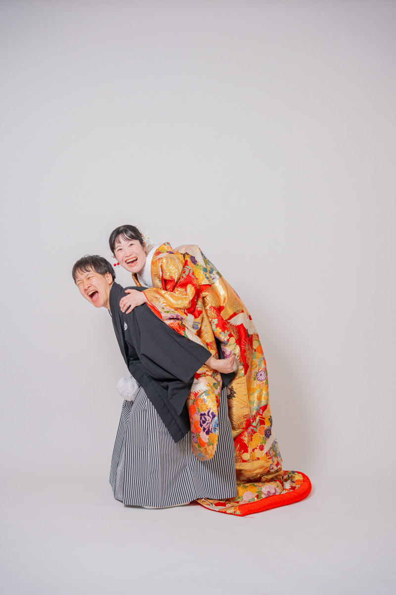 おんぶで魅せる無邪気な笑顔