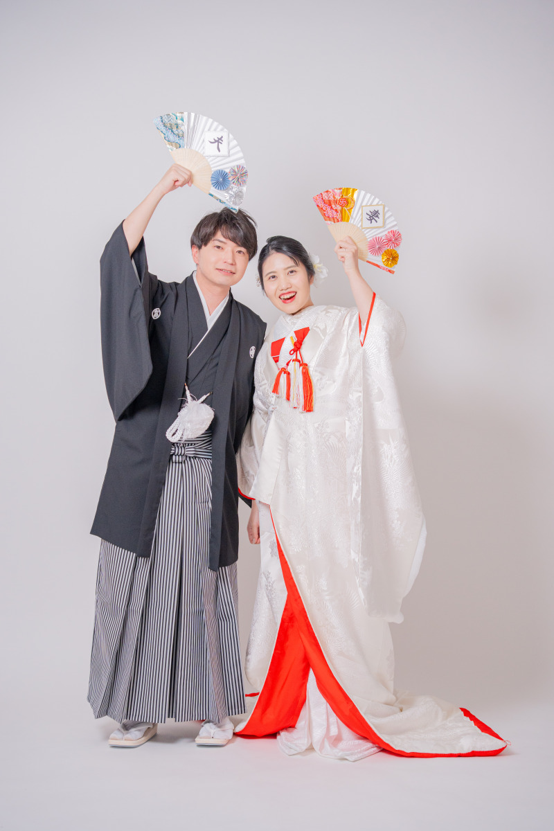 夫婦の扇子を掲げて晴れやかに