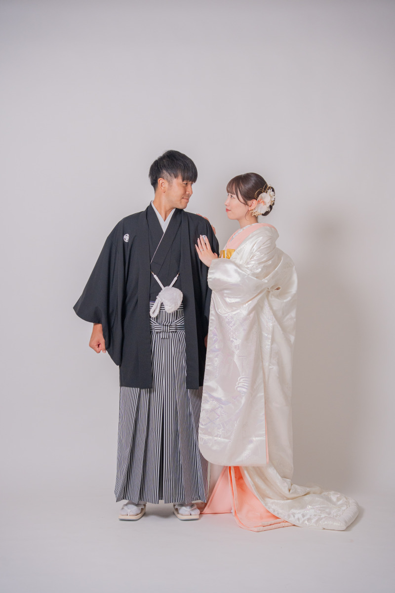 新郎様の肩に優しく手を添える美しい姿