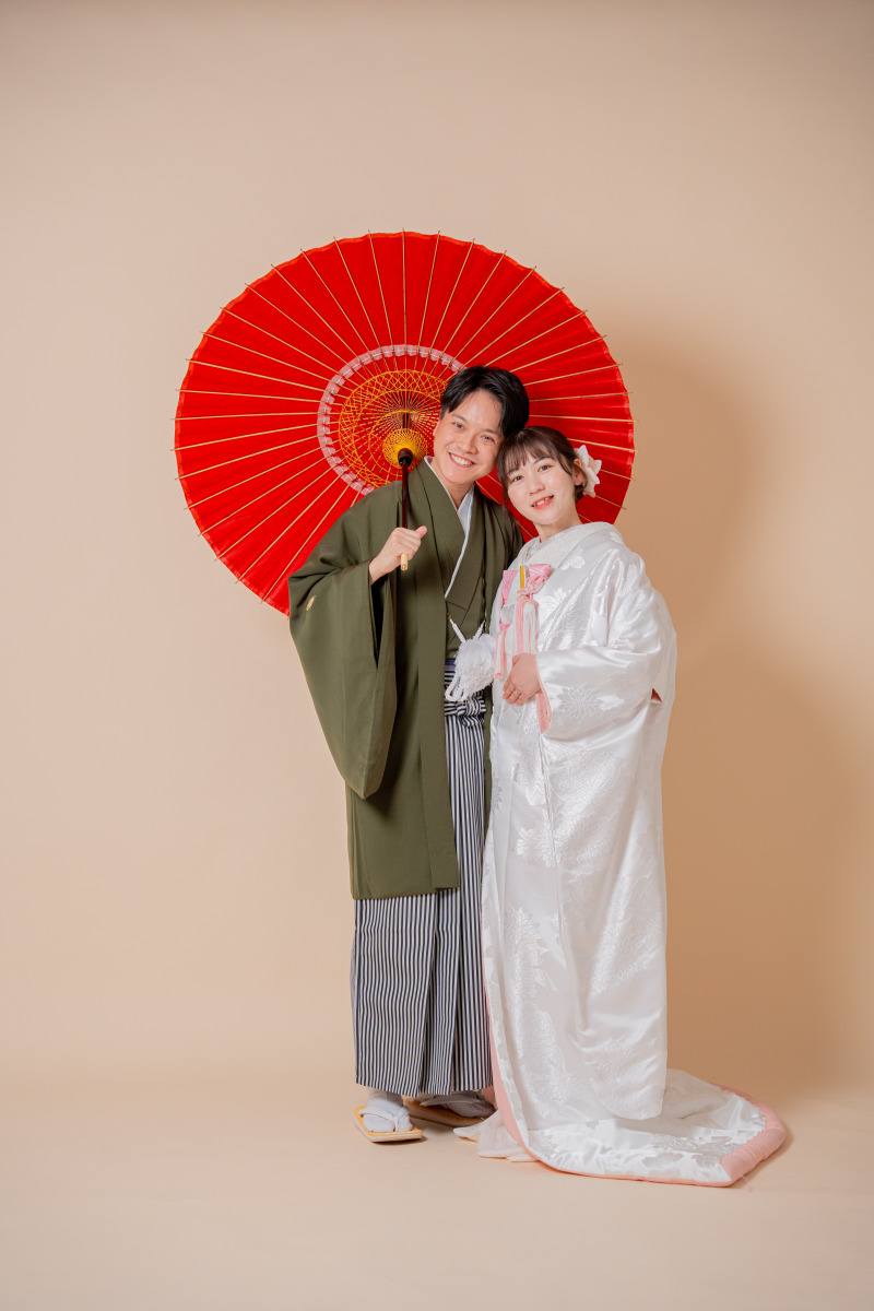 赤い和傘に見守られて