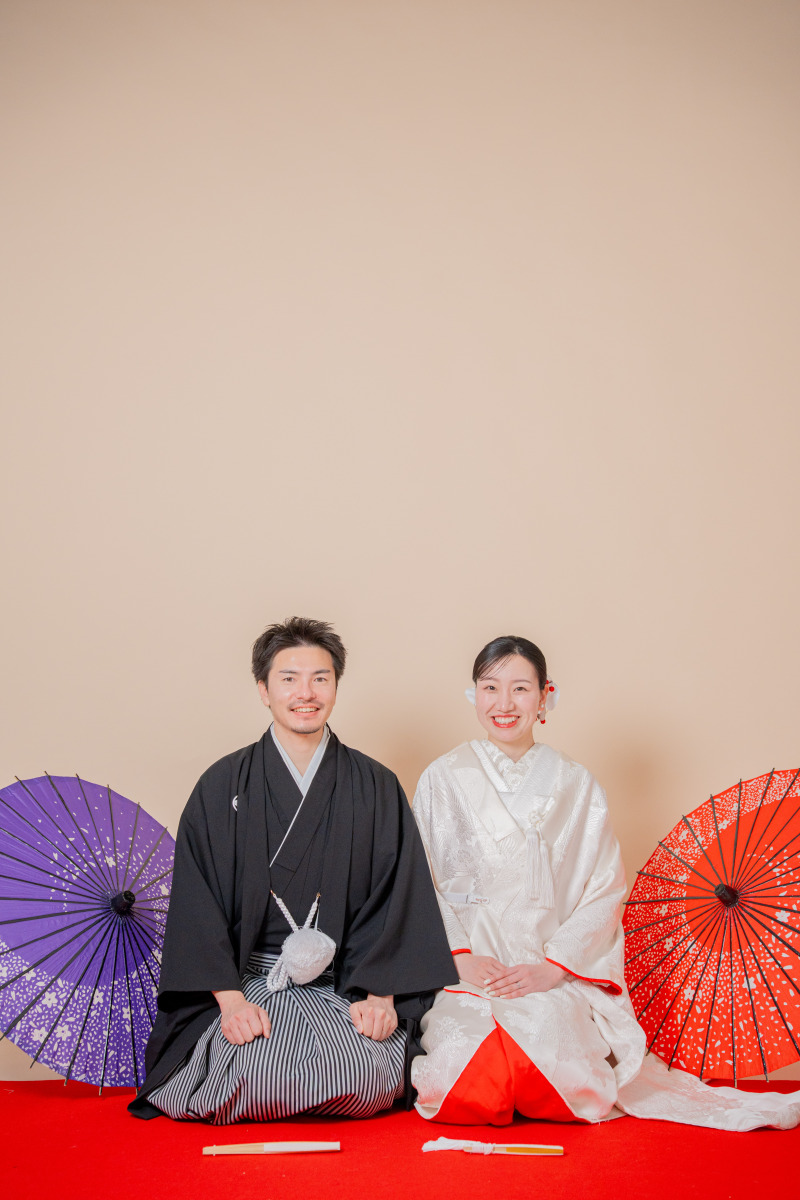 和傘に囲まれて、晴れやかな笑顔