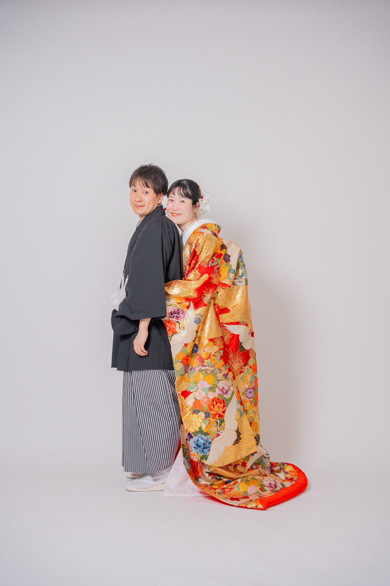 背中を合わせて寄り添う二人