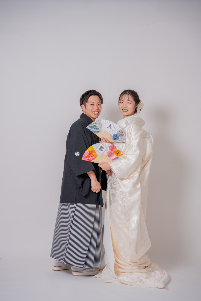 「夫」と「妻」の扇子を広げて