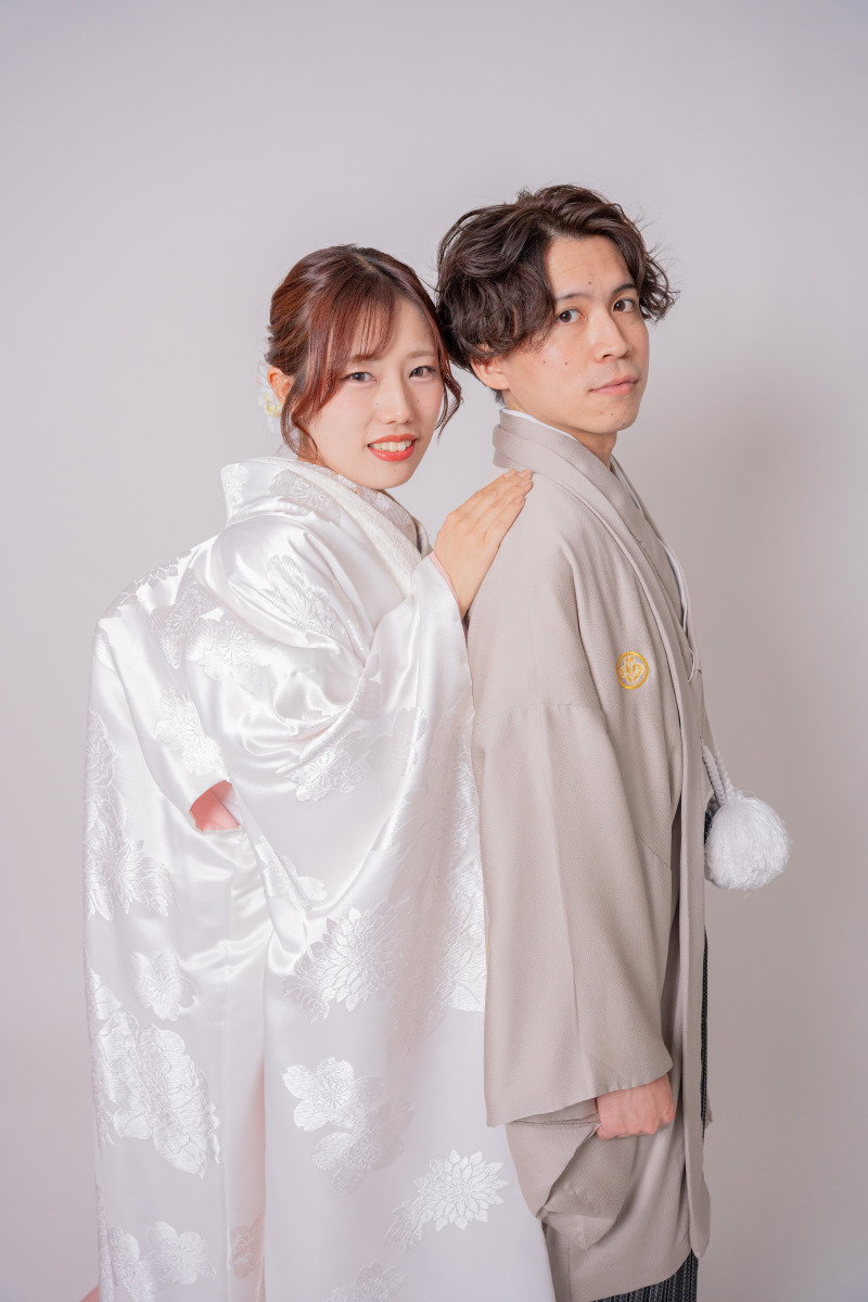 肩にそっと手を添えて見返るラストカット