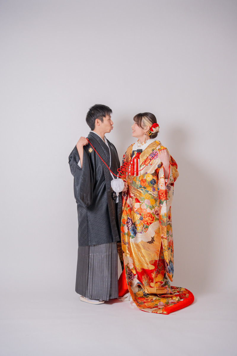 赤い糸でつながる、お茶目な横顔