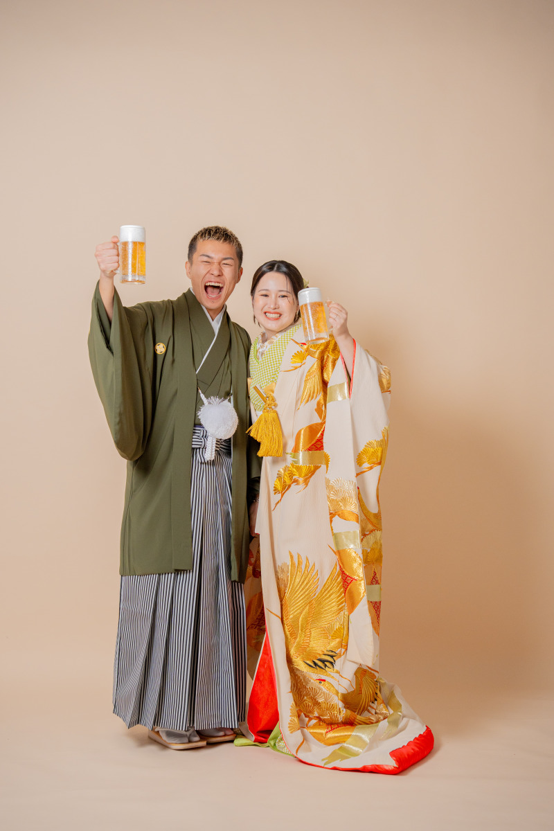 大好きなビールを掲げて！笑顔で乾杯カット