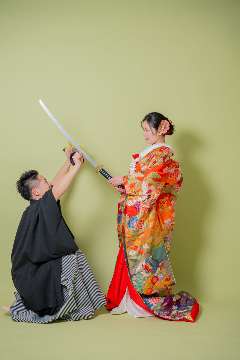 刀を構えて、遊び心を