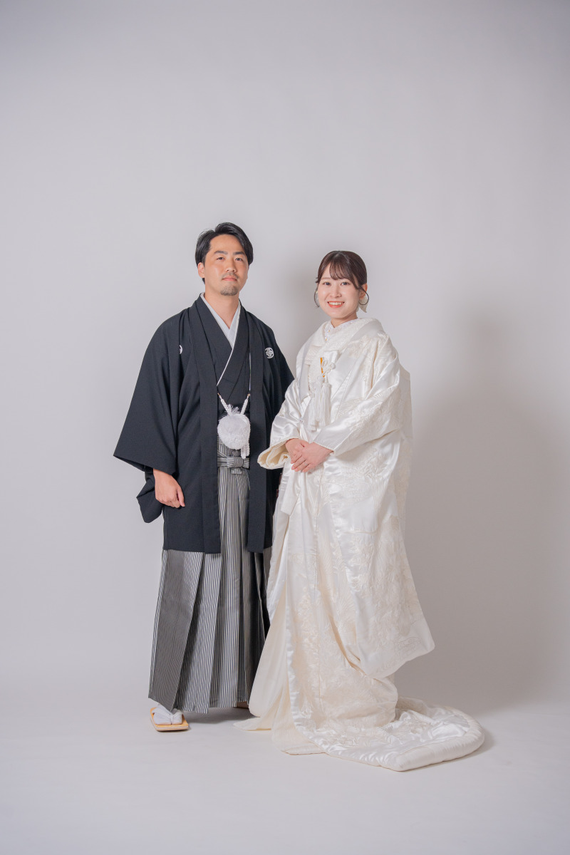 白無垢と紋付袴で美しく並ぶ立ち姿