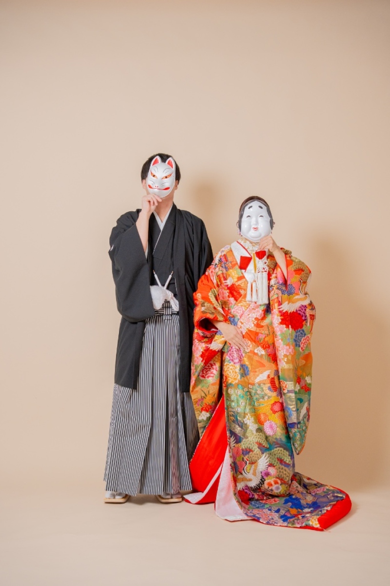 狐とお多福のお面で、遊び心溢れる和の演出