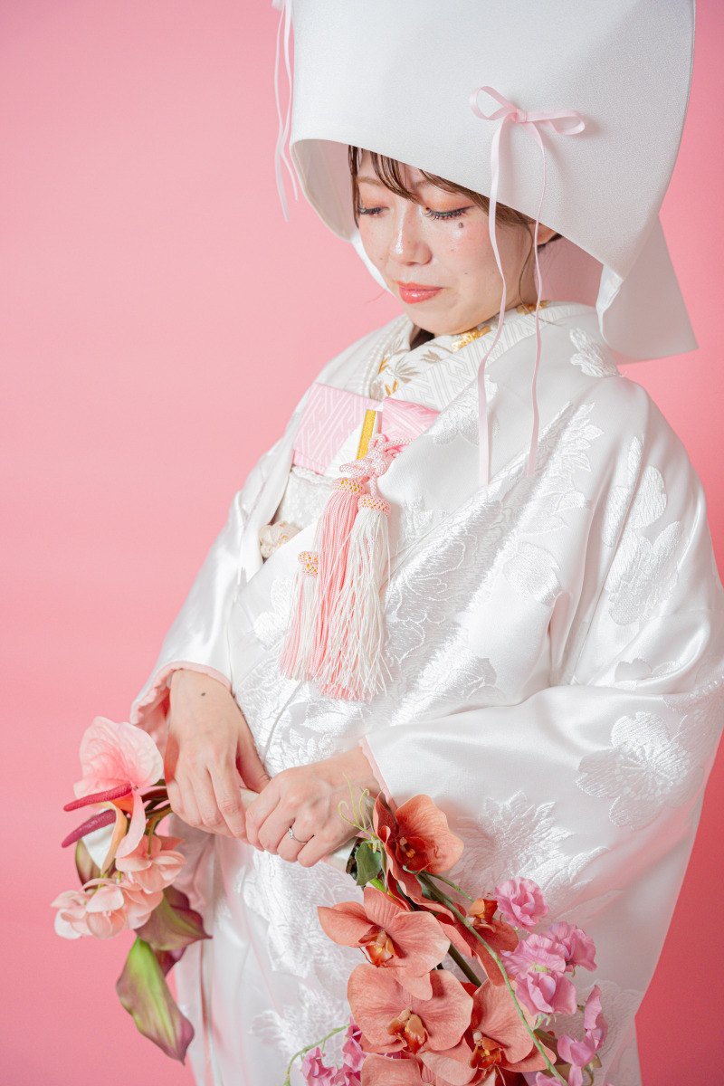華やかブーケと綿帽子の表情