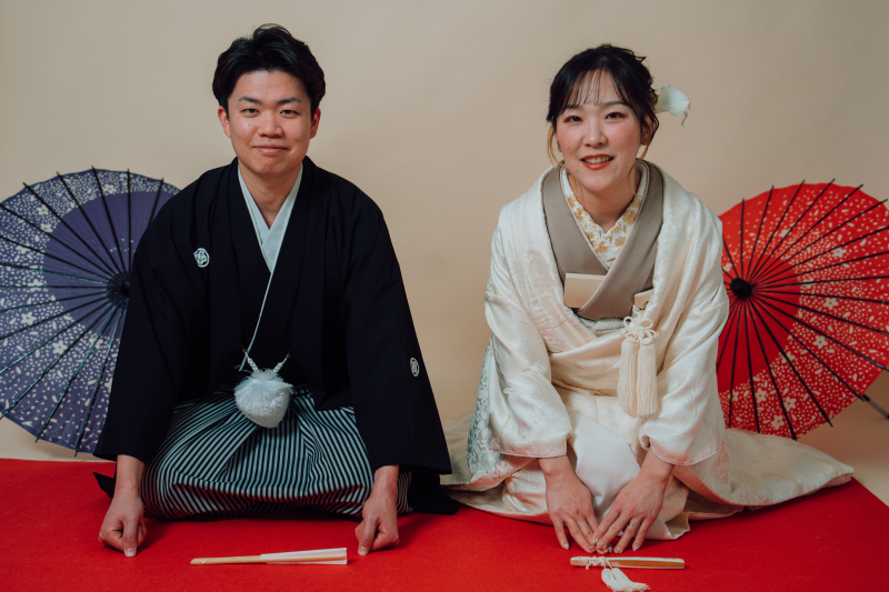 凛とした表情で迎える和装の正座ショット