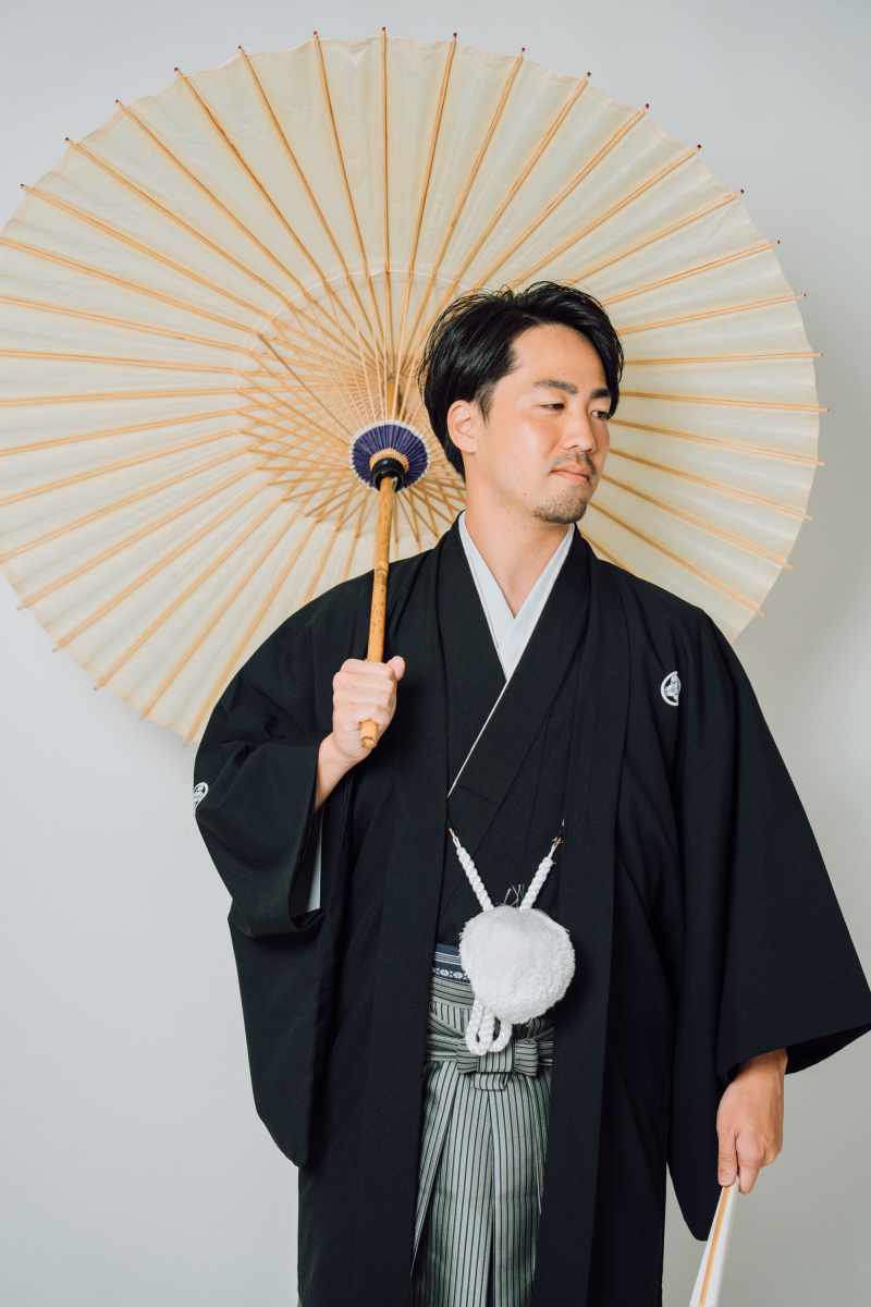 和傘を手にクールに決める凛とした一枚