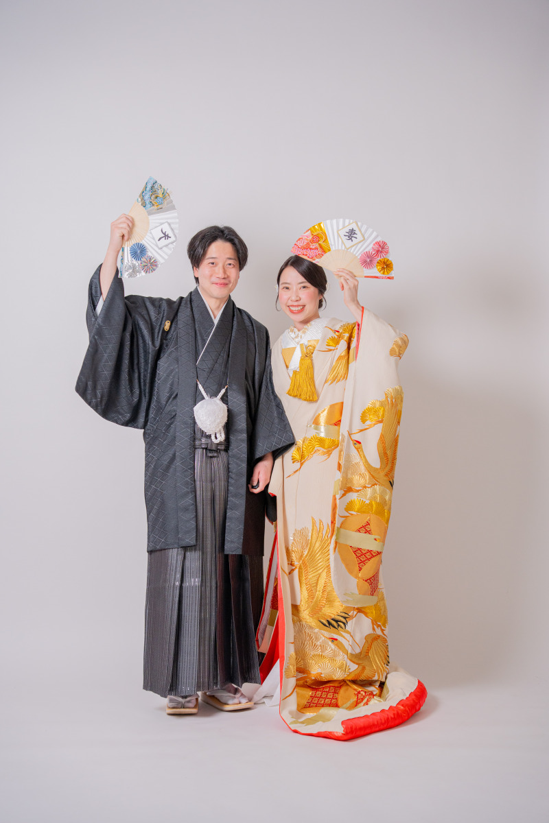 扇子を掲げて晴れやかに