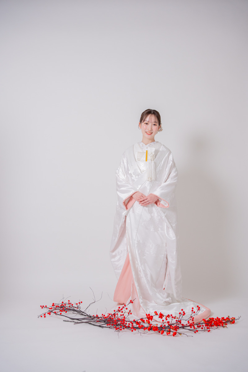 足元を飾る赤い実の彩り