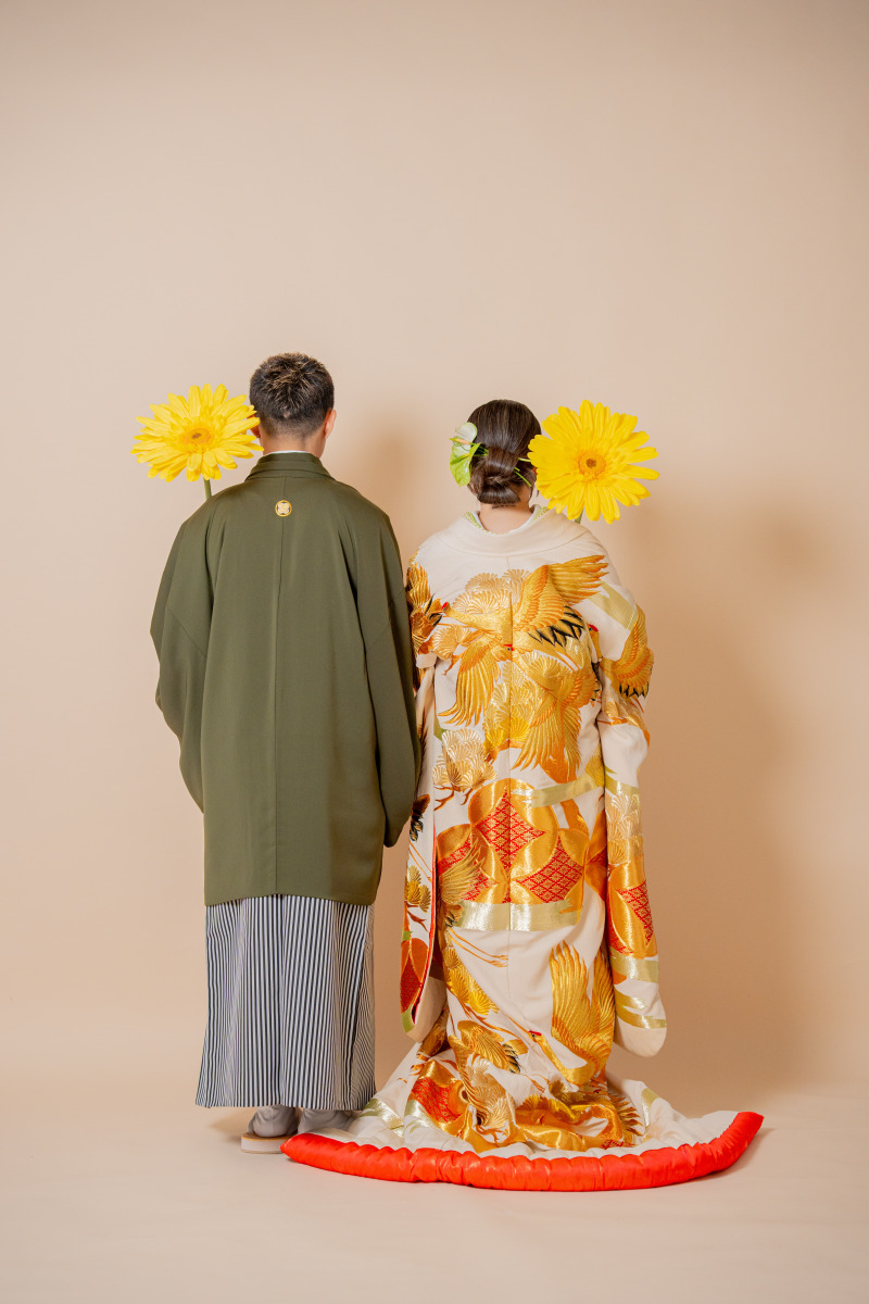 美しい刺繍が際立つ後ろ姿