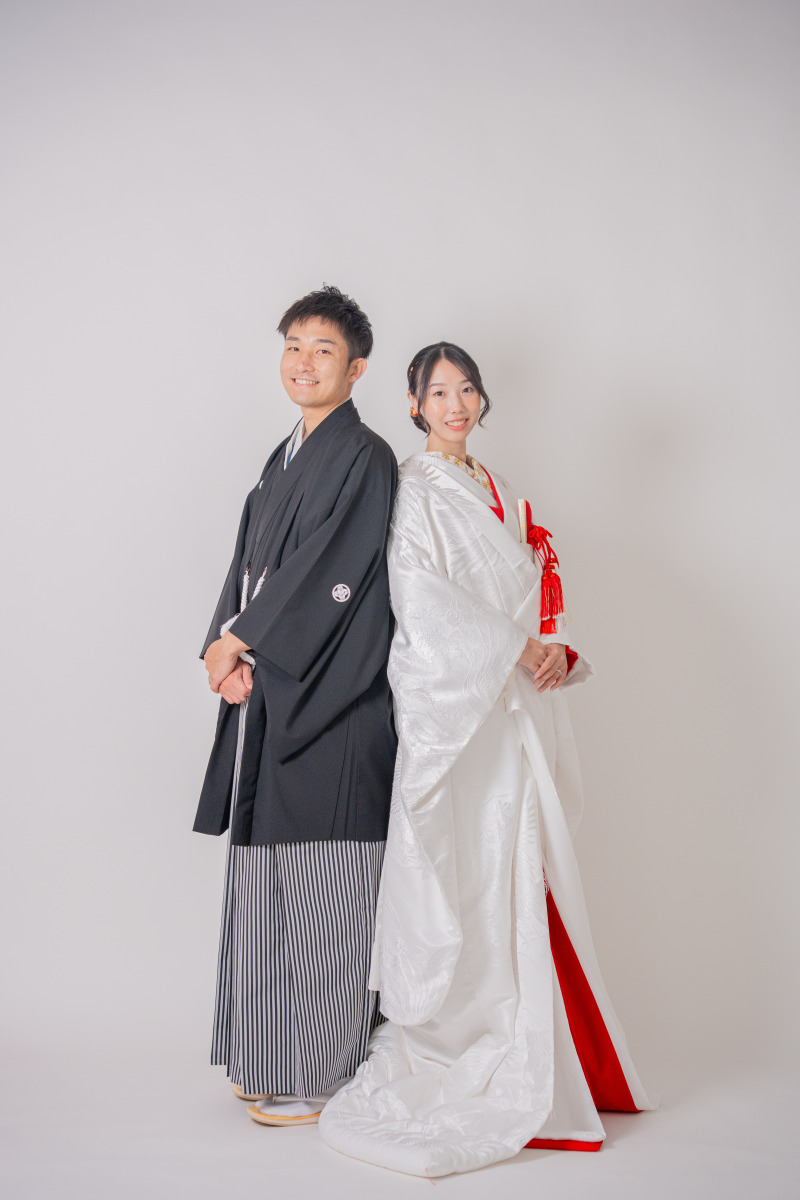 凛とした背中合わせの立ち姿