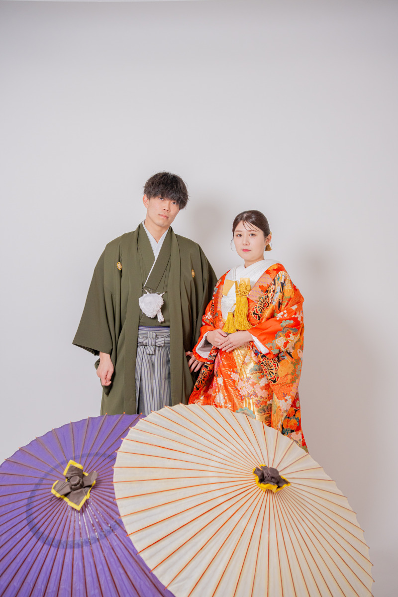 和装に映える番傘。置くだけでスタジオが和の空間に