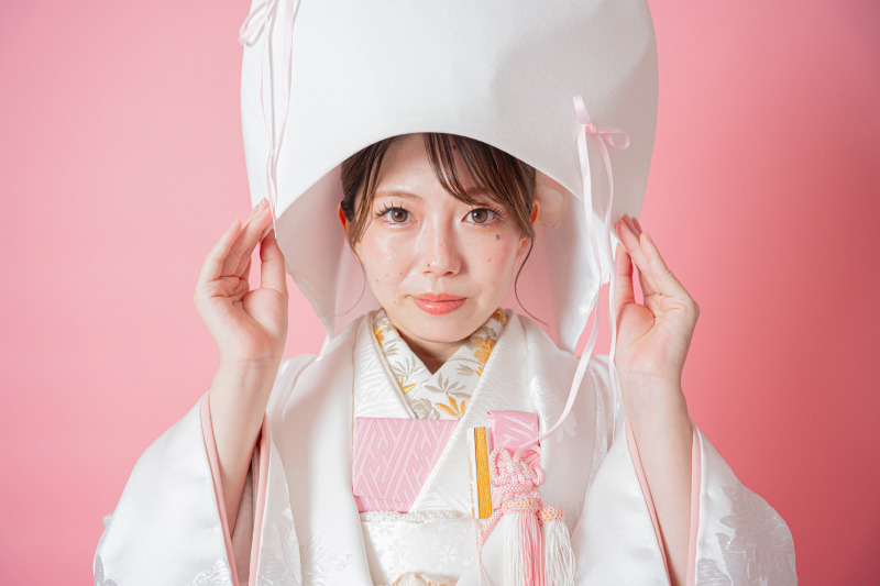 綿帽子に手を添えたポートレート