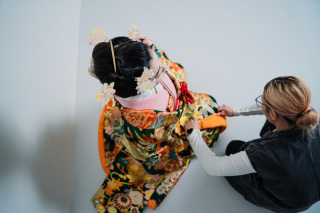 撮影中の衣装のお直し