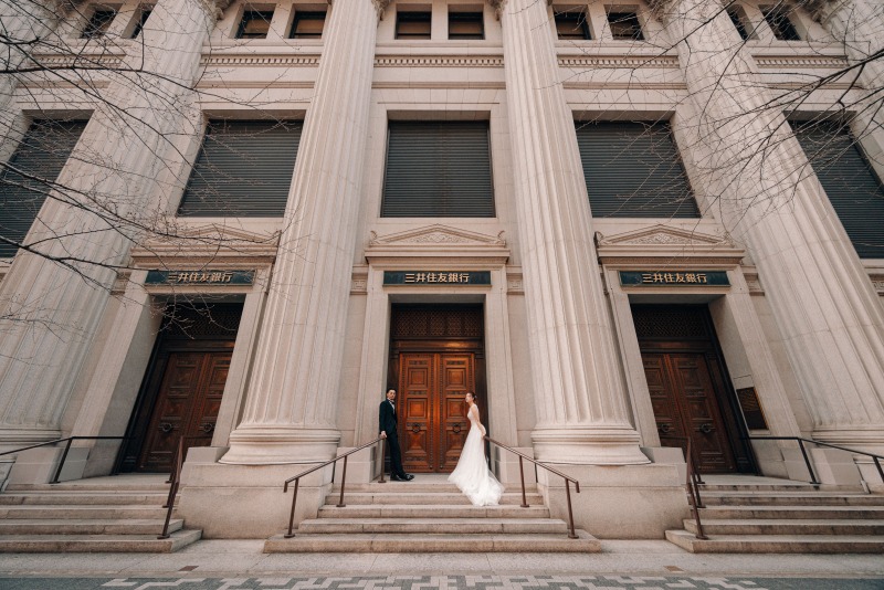 重厚な建物の前で、気品あふれる誓いを