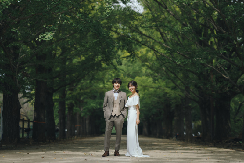 緑いっぱいの並木道の中で二人だけの特別な時間を