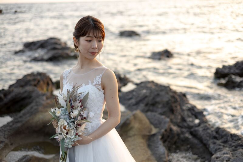 海辺に佇むやわらかな光