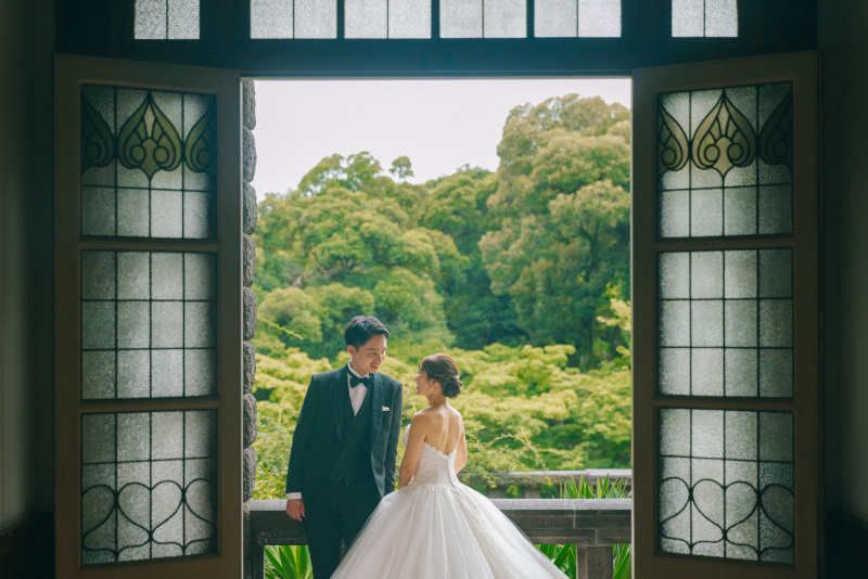 窓の外に広がる緑とのコントラスト