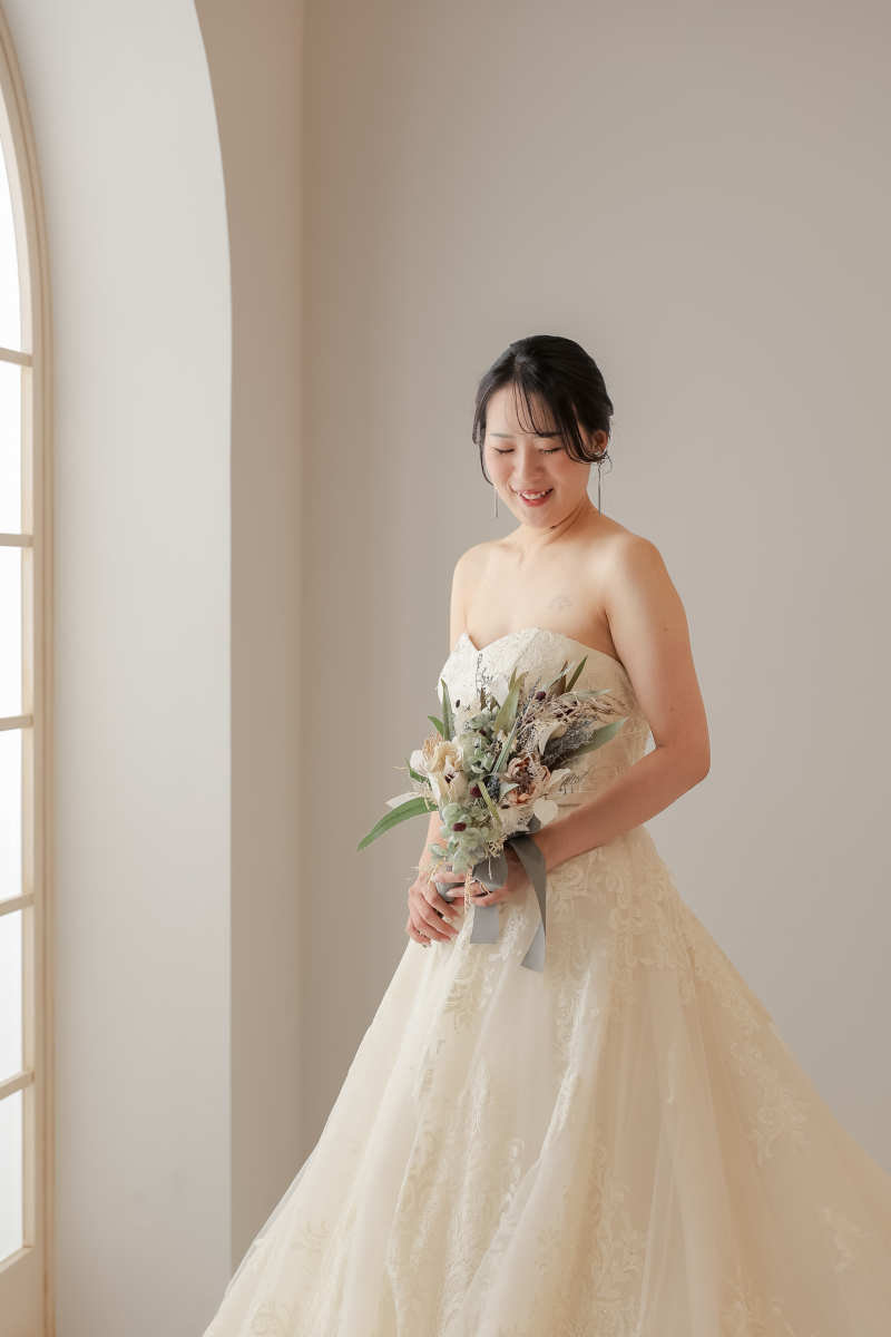 光に包まれる花嫁姿