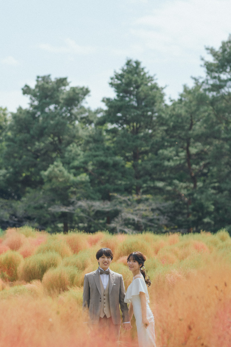 お花の中からひょこっと顔を出した可愛いお二人