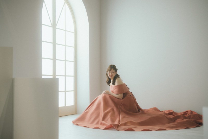 自然光のような柔らかい光の中で