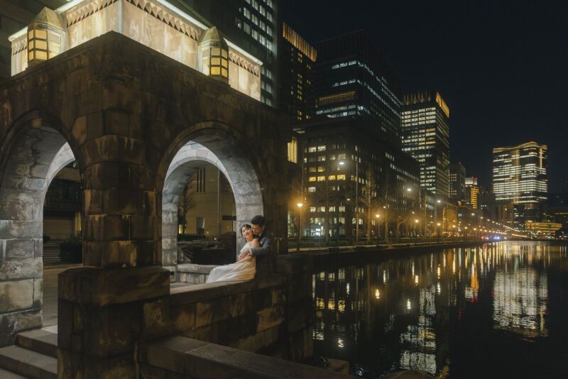 夜の街角に寄り添うふたり