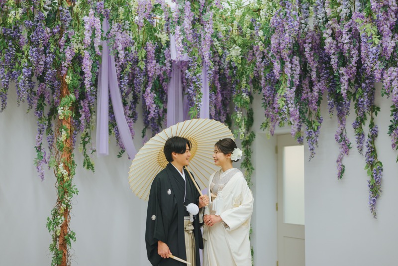 お二人で番傘を持って