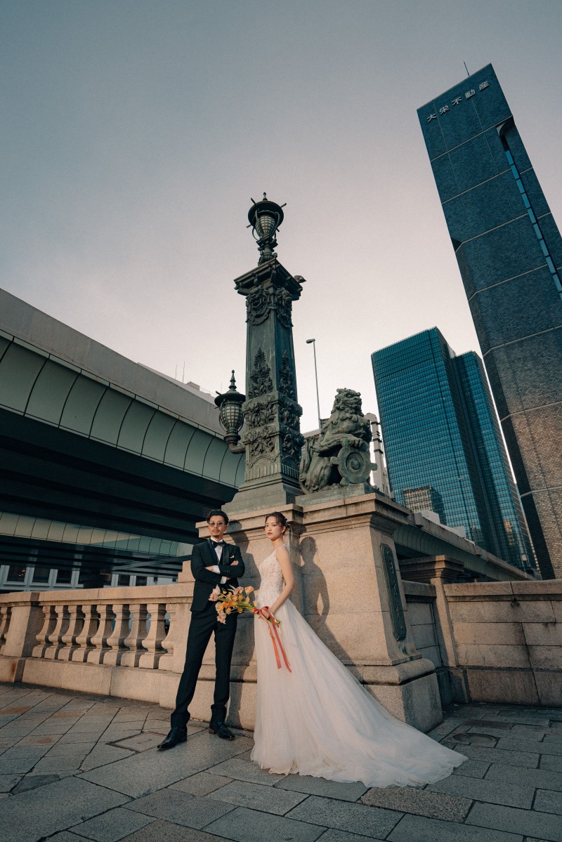 日本橋の象徴を背景に、凛とした一枚