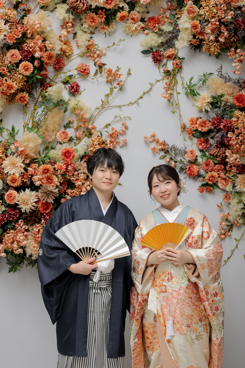 花々に彩られる和装姿
