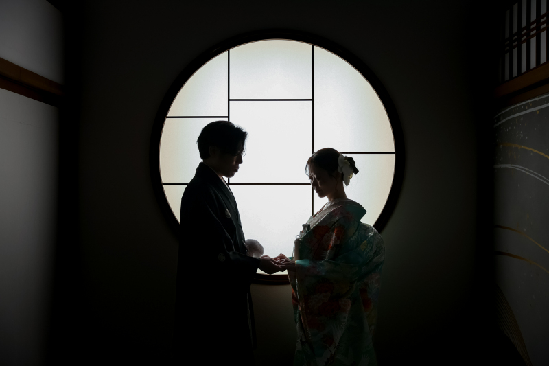 円窓に結ぶ静かな誓い