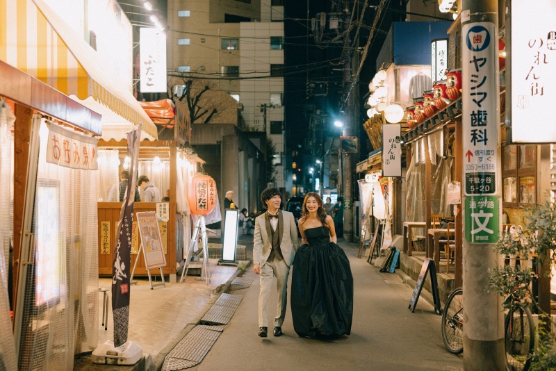 【洋装ロケーション】レトロモダンな雰囲気漂う、新宿のれん街フォト