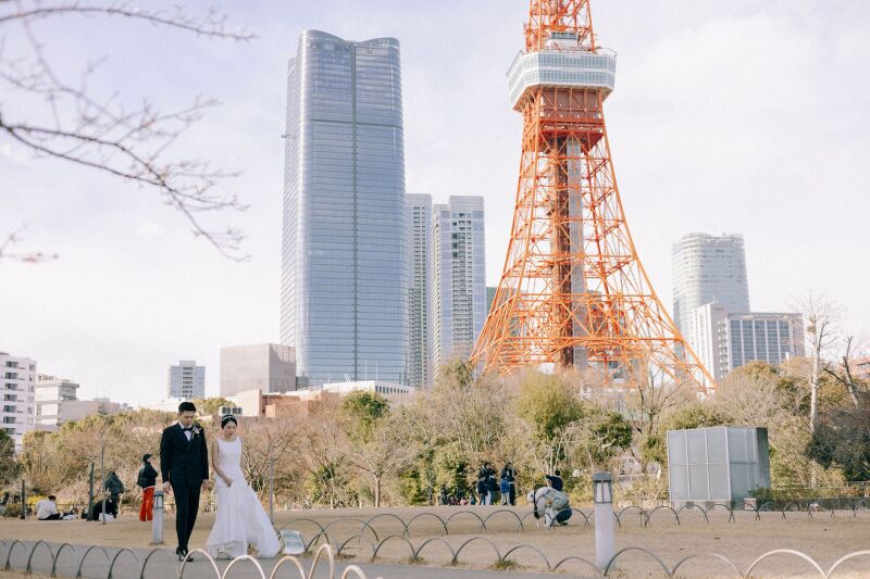 東京の街を歩む、ふたり