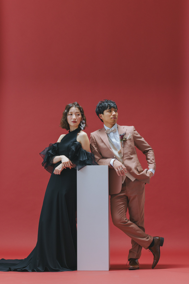 ブラウンの背景が二人をオシャレに引き立てる